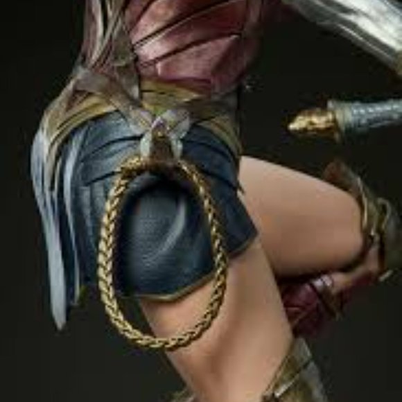 Premium Format Sideshow Wonder Woman statue - Picture 2 of 7